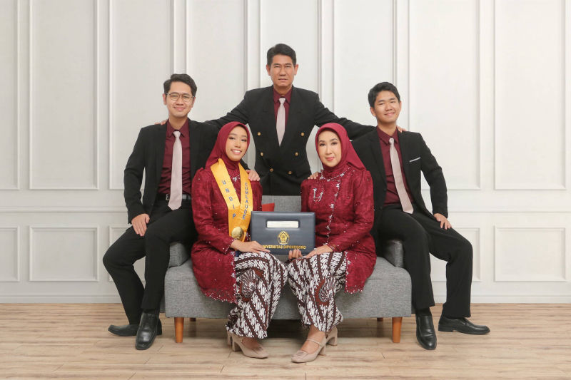 Foto Keluarga Wisuda