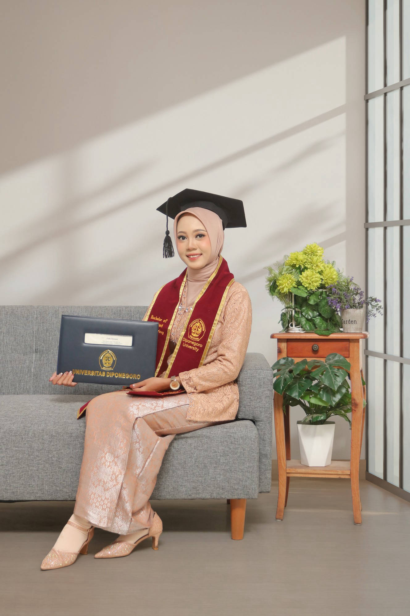 Foto Keluarga Wisuda Cantik UNDIP