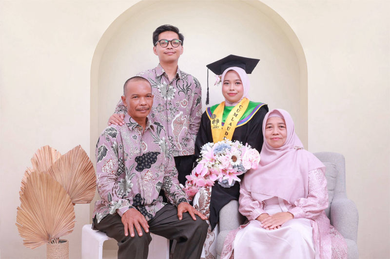 Foto Keluarga Wisuda UNNES Studio Foto