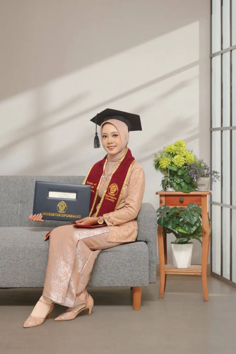 Foto Wisuda Mahasiswi Undip di Potrait Studio Cabang Prof Soedarto Tembalang